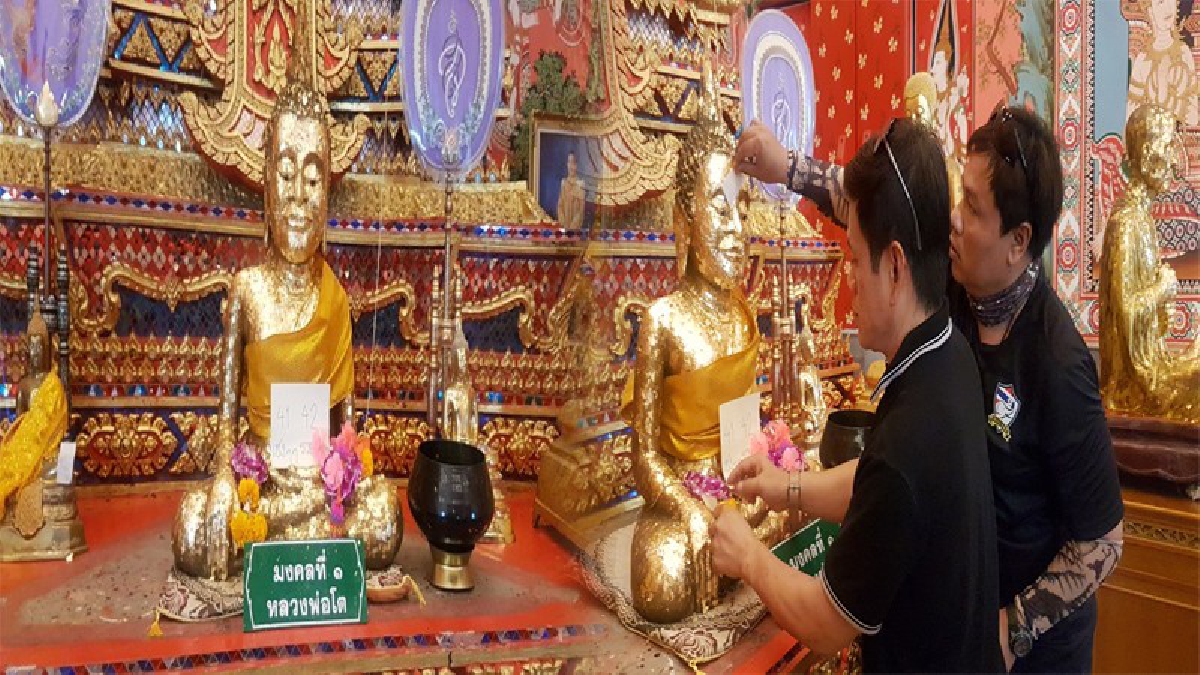 แม่นจริงถึงต้องมา!! ชาวบ้านแห่กราบไหว้ขอพร "หลวงพ่อโต" วัดเถรพลาย ขอเรื่องโชคลาภ หลังมีคนถูกรางวัลที 1 รับเต็มๆ 6 ล้านบาท!? (ชมคลิป)