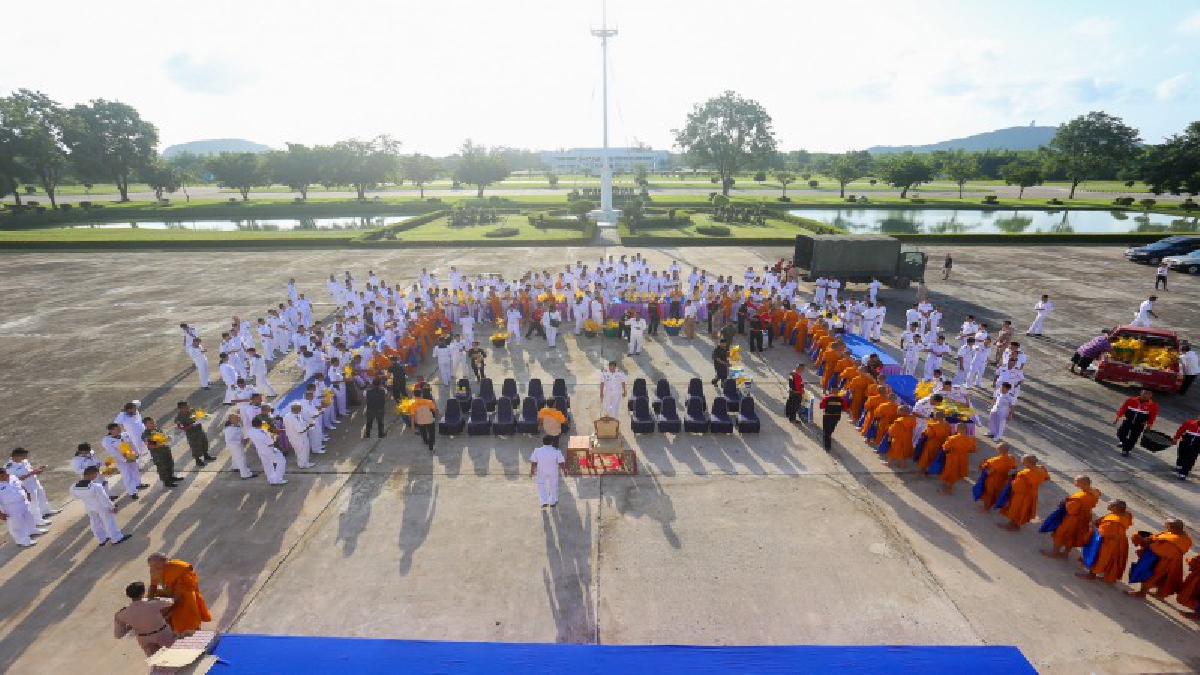ชลบุรี!! ทหารปืนใหญ่ ตักบาตรข้าวสารอาหารแห้ง พระสงฆ์ 75 รูป ถวายเป็นพระราชกุศล แด่ในหลวงรัชกาลที่ 10 (มีคลิป)