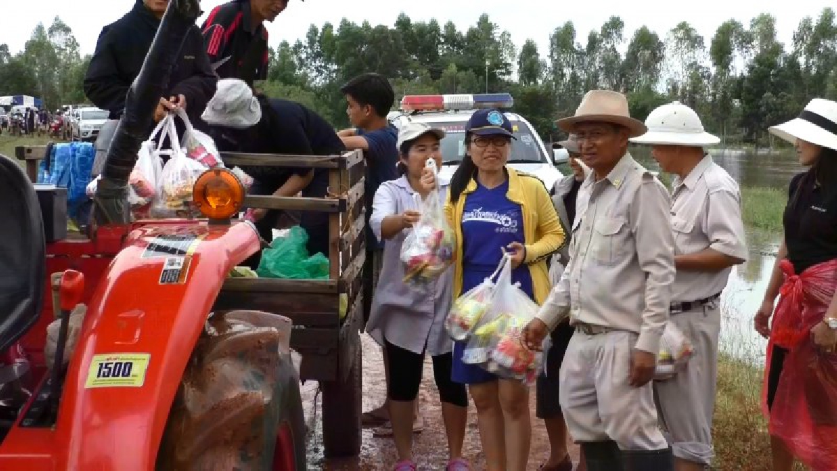 นครพนม!! จนท.เร่งส่งอาหารทางเรือ บรรเทาความเดือดร้อนให้ชาวบ้านปากบัง หลังถูกน้ำท่วมรอบหมู่บ้าน (มีคลิป)