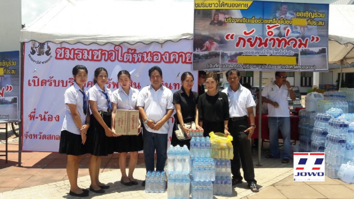 พลังน้ำใจ!! คณะสงฆ์-ฆราวาสและชาวปักษ์ใต้หนองคาย ร่วมใจจัดตั้งศูนย์รับบริจาคสิ่งของช่วยเหลือภัยน้ำท่วมทั้งหนองคายและสกลนคร (มีคลิป)