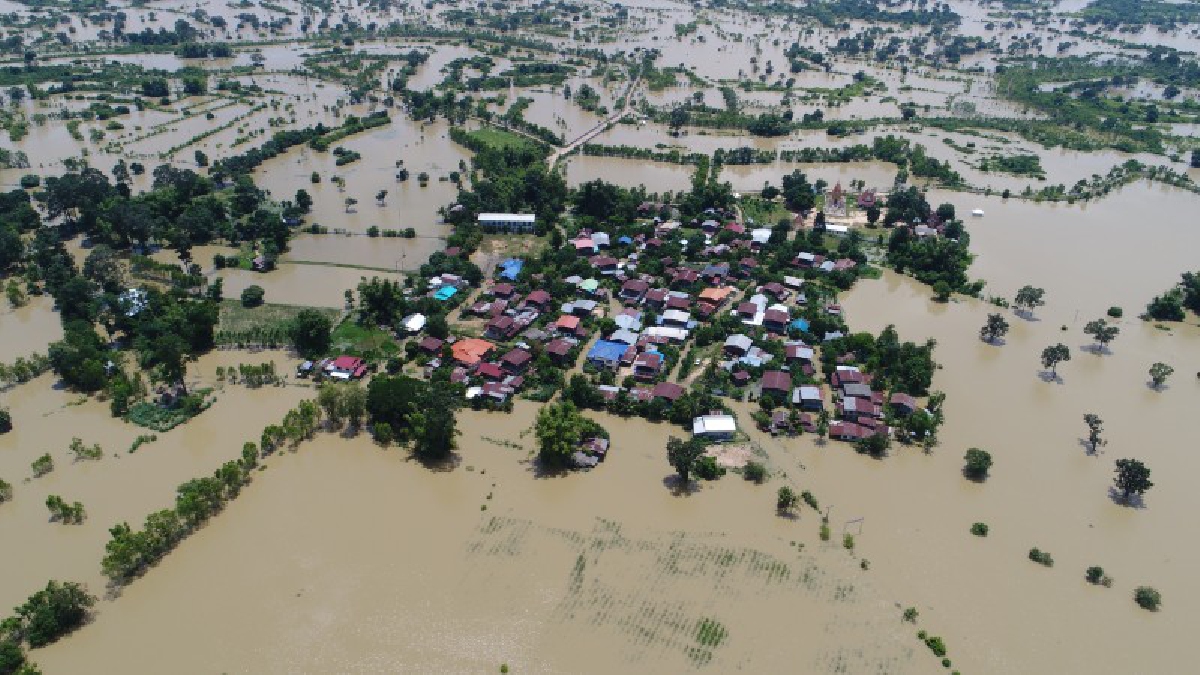 อำนาจเจริญอ่วม!! ระดับน้ำลำเซบายยังวิฤตท่วมสูงขึ้นกว่า 2 เมตร และเพิ่มสูงขึ้นเรื่อยๆ แม้ฝนจะหยุดตก นพค.1 ส่งทหารเร่งเข้าช่วยเหลือ (มีคลิป)