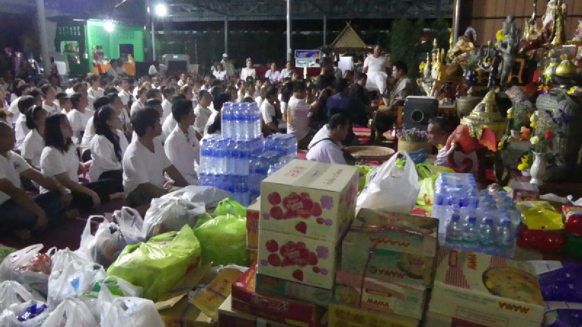 ปทุมธานี!! ปชช.ร่วมพิธีน้ำมนต์กลางหาว "กุมารเจ้าสัวเฮง" พร้อมร่วมบริจาคสิ่งของ ช่วยผู้ประสบภัยน้ำท่วมภาคอีสาน (มีคลิป)