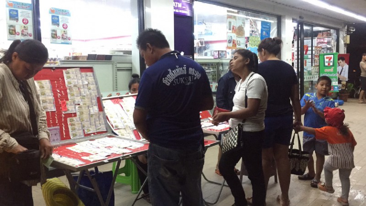 คอหวยเมืองคอนมาแปลก!! คอหวยเมืองคอนมาแปลกเหวกแนว หาซื้อเลขเหลือ โค้งสุดท้ายหวังฟลุ๊กรวยแบบปาฏิหาริย์!? (ชมคลิป)