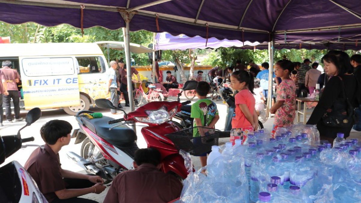 วิทยาลัยเทคนิคกาฬสินธุ์ นำนักเรียน นักศึกษาและจิตอาสา รด.กว่า 100 คน เข้าช่วยเหลือบรรทุกข์ชาวบ้าน โดยนำถุงยังชีพแจกจ่าย!? (ชมคลิป)