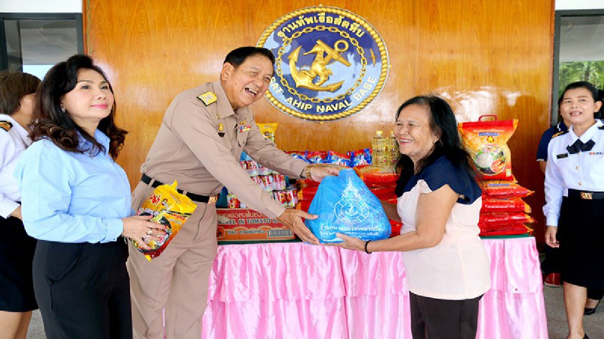 ครอบครัวทหารเตรียมเฮ!! สมาคมภริยาทหารเรือ เปิดจำหน่ายสินค้าราคาถูก แบ่งเบาภาระครอบครัวทหารเรือพื้นที่สัตหีบ
