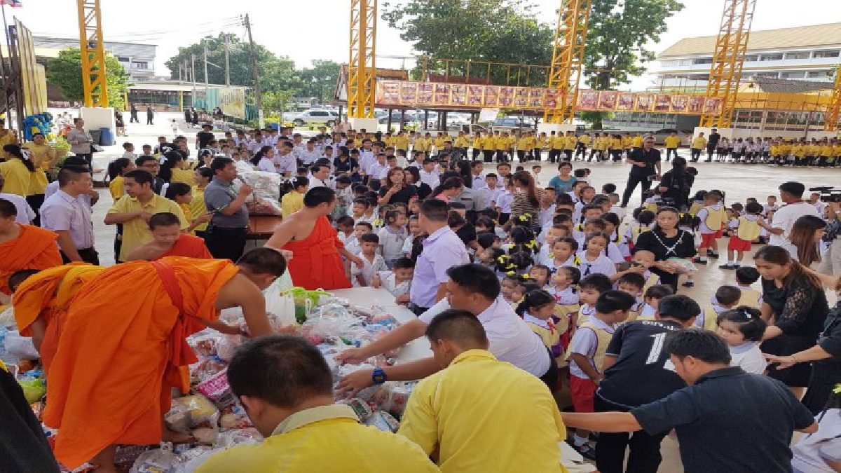คณะสงฆ์ ร่วม อปท. และ นักเรียนโรงเรียนใน จ.ปราจีนฯจัดโครงการตักบาตรข้าวสารอาหารแห้ง ช่วยเหลืออุทกภัยภาคอีสาน (มีคลิป)