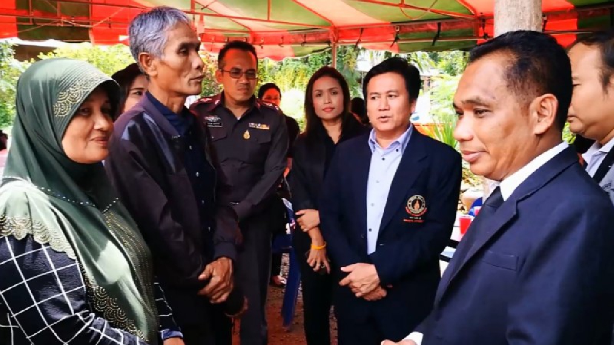 ผอ.รพ.สวนสราญรมย์ ลงพื้นที่เยี่ยมครอบครัว และญาติผู้รอดชีวิต คดีฆ่าล้างครัว 8 ศพ สภาพจิตใจเด็กยังน่าเป็นห่วง ต้องใช้เวลาฟื้นฟู (มีคลิป)