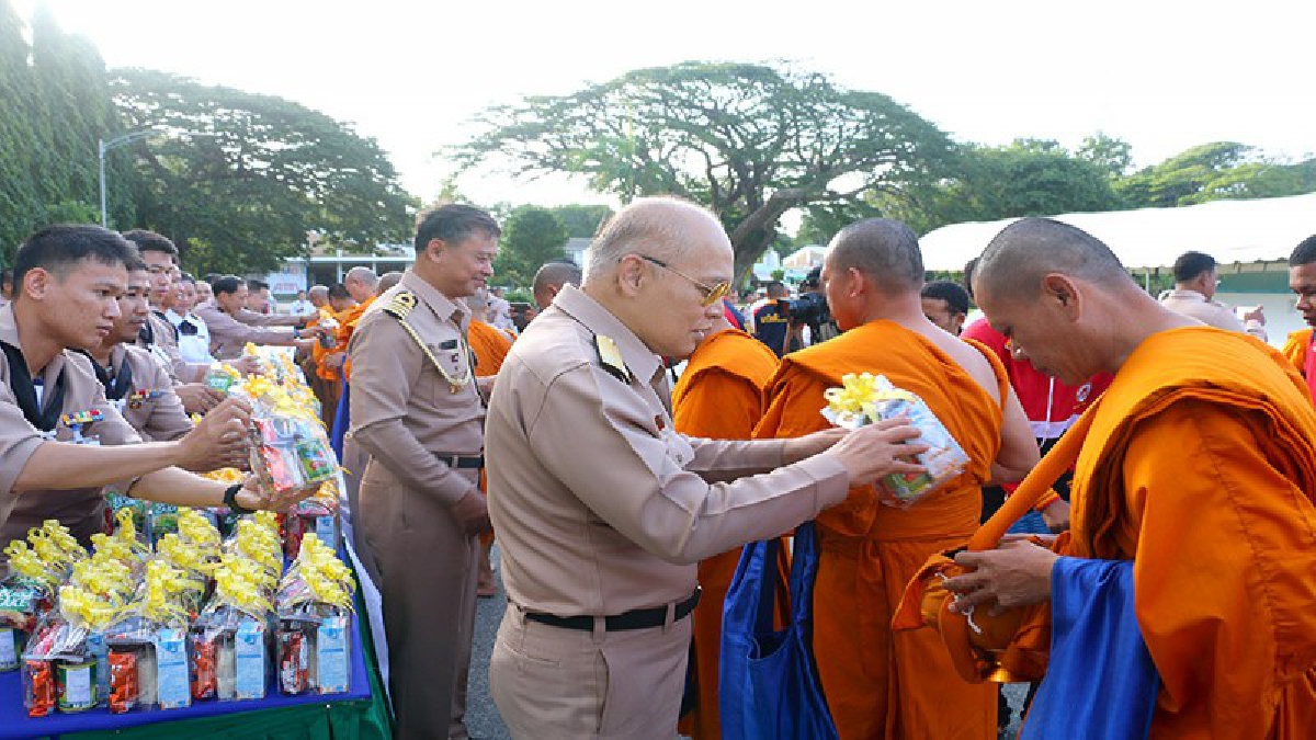 ฐานทัพเรือสัตหีบ!! นำข้าราชการ ทหาร ครอบครัว ร่วมตักบาตรพระสงฆ์ 66 รูป สร้าง 1 ความดี ถวายเป็นพระราชกุศล ในหลวงรัชกาลที่10 (ชมคลิป)