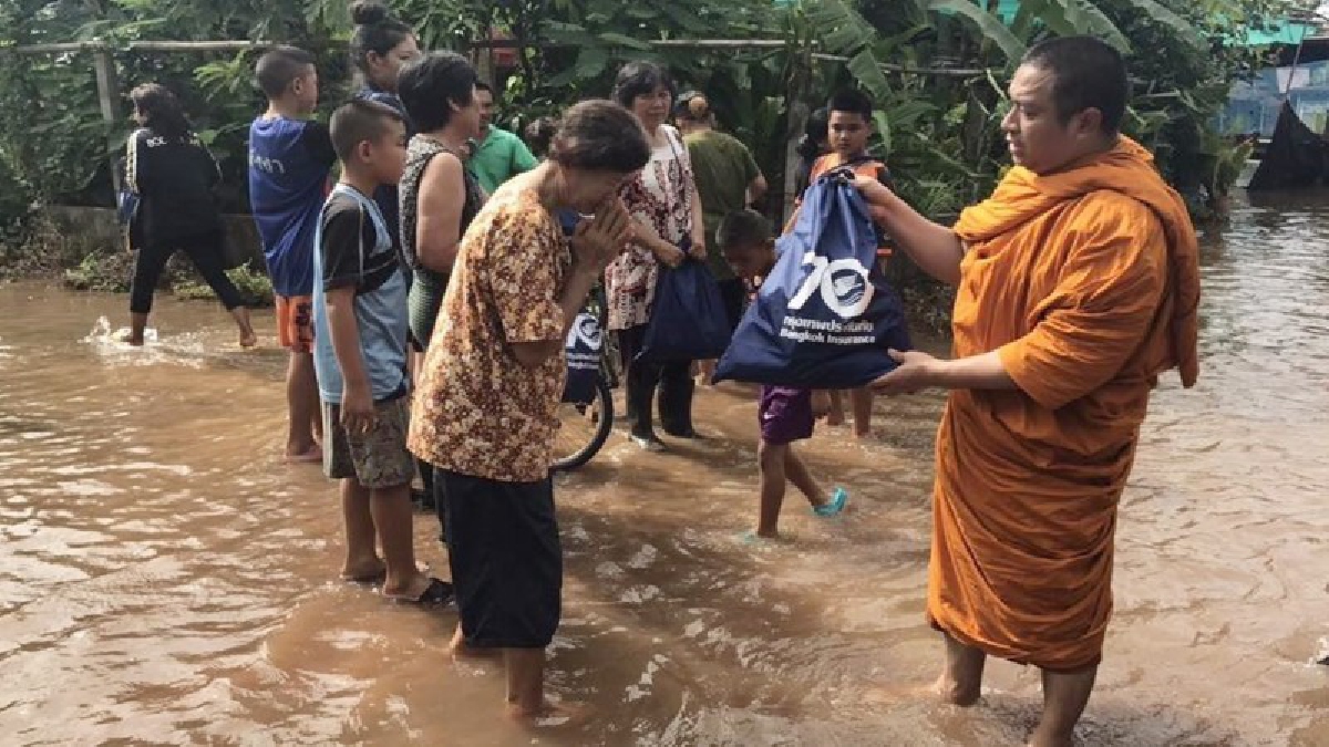อ่วมหนัก!! 3 อำเภอนครพนมยังจมน้ำ พระสงฆ์ลุยน้ำแจกสิ่งของ แต่ยังขาดยาเวชภัณฑ์ ชาวบ้านเดือดร้อนสุดๆ!? (ชมคลิป)