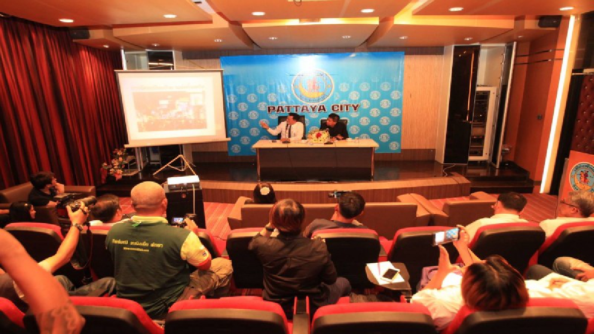 เพื่อความเข้าใจตรงกัน!! โฆษกเมืองพัทยาเปิดประชุม สร้างความเข้าใจการจัดระเบียบป้ายร้าน-ป้ายโฆษณาวอล์กกิ้งสตรีท พัทยาใต้ (มีคลิป)