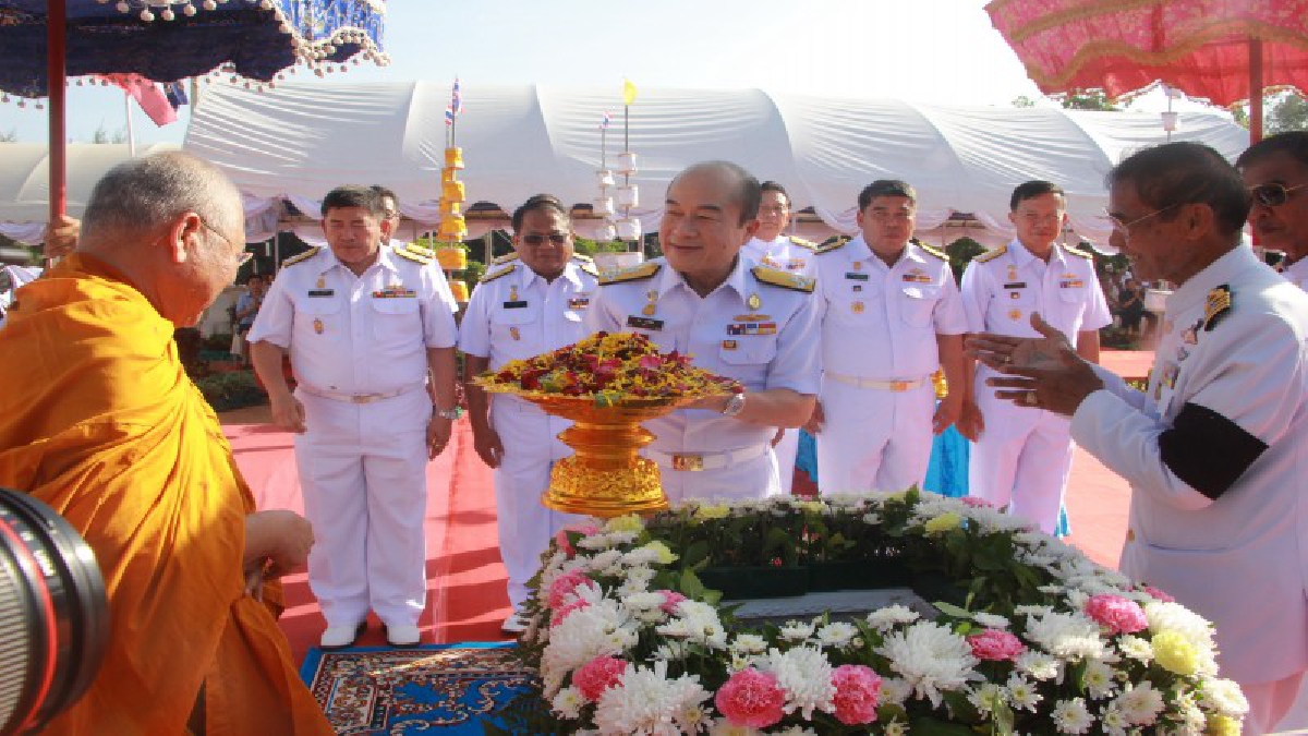 ผู้บัญชาการทหารเรือวางศิลาฤกษ์อาคารศูนย์ส่งเสริมคุณภาพชีวิตข้าราชการกองทัพเรือ พร้อมเปิดป้ายข้อความการพระราชทานที่ดิน พื้นที่สัตหีบ (มีคลิป)