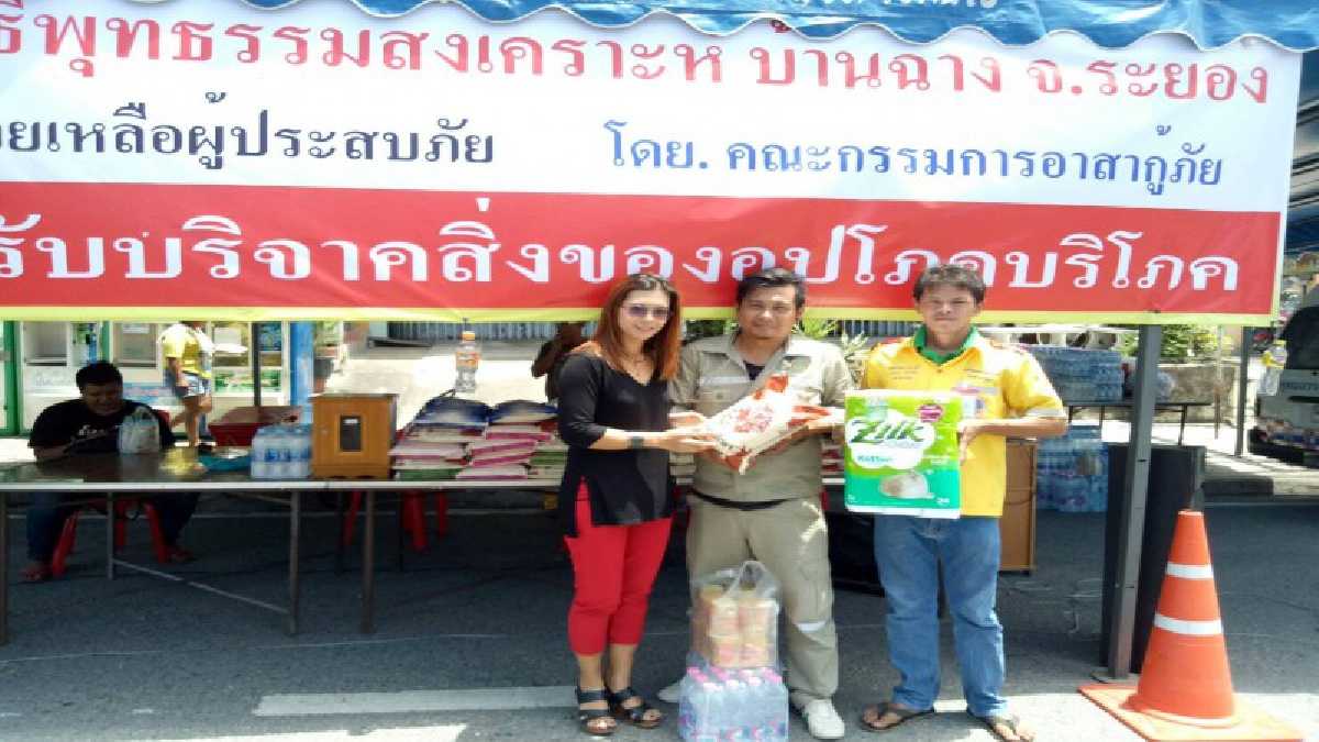 กรรมการและเจ้าหน้าที่กู้ภัยมูลนิธิพุทธธรรมฯ ตั้งจุดรับบริจาคเพื่อช่วยเหลือผู้ประสบอุทกภัยจากอิทธิพลขอ "พายุเซินกา" ในพื้นที่ภาคอีสาน(มีคลิป)