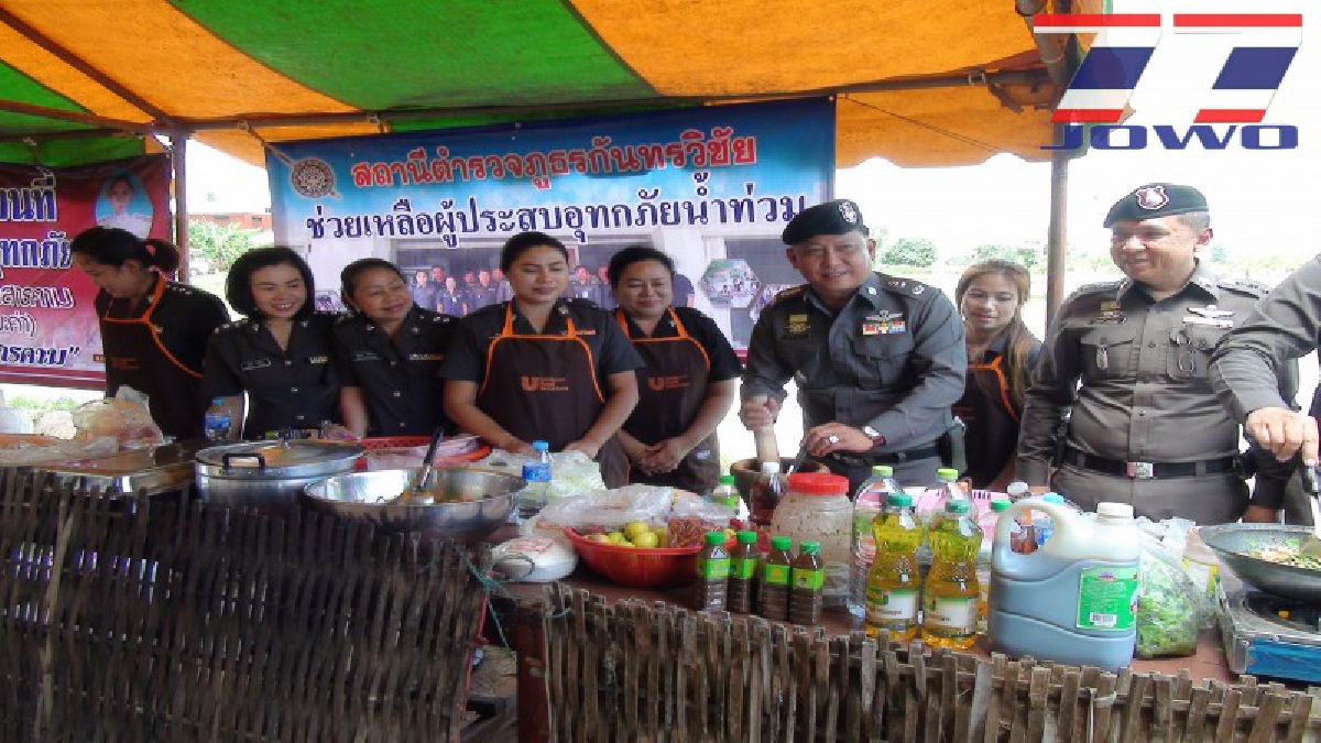 มหาสารคาม!! ตร.นำครัวโรงพักเคลื่อนที่ ช่วยเหลือปชช.ที่ประสบอุทกภัย จากน้ำชีเอ่อท่วมที่อยู่อาศัย พื้นที่การเกษตรและเส้นทางคมนาคม (มีคลิป)