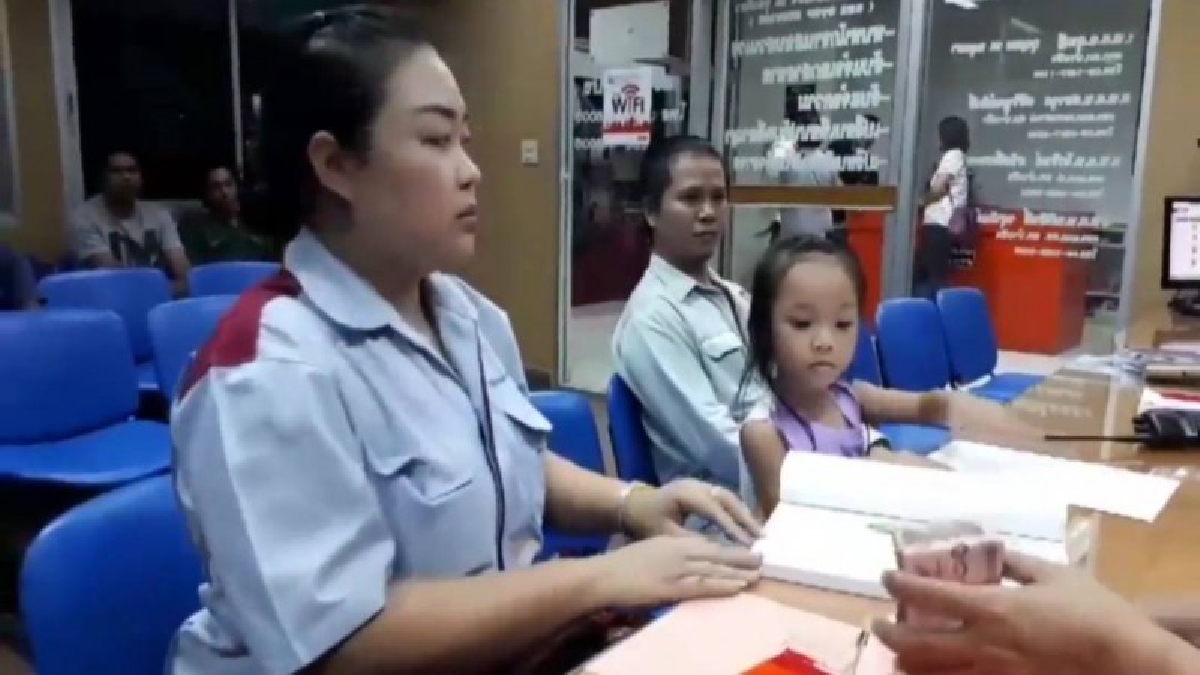 คนดีที่เราต้องยกย่อง!! ปรบมือรัวๆ สาวโรงงาน เจอเงินตกอยู่บนถนนเกือบ 2 หมื่นบาท โร่ส่งตำรวจหาเจ้าของให้มารับคืน (มีคลิป)