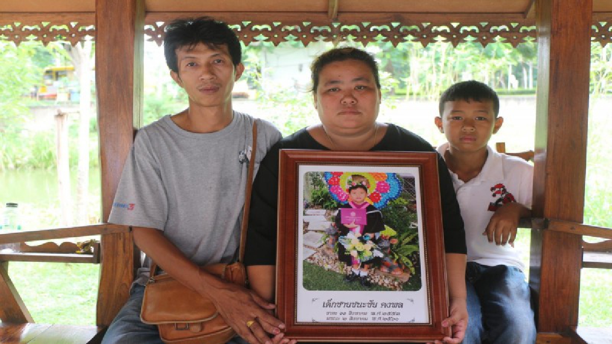 พ่อแม่รับศพน้องกาก้า เหยื่อคนขับรถรับ-ส่งนร.ลืมไว้ในรถนาน 8 ชั่วโมง จากนิติเวชไปบำเพ็ญกุศลที่วัดเชิงเลน จ.พระนครศรีอยุธยา (มีคลิป)