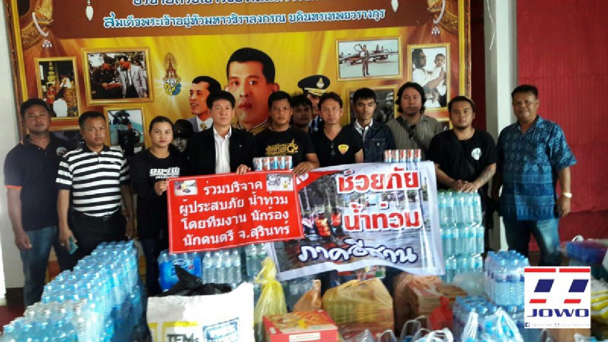 กลุ่มนักร้องนักดนตรีเมืองช้าง จัดกิจกรรมเปิดหมวกรับบริจาคสิ่งของช่วยน้ำท่วมอีสาน มอบผ่านทางอำเภอเมืองสุรินทร์ (มีคลิป)