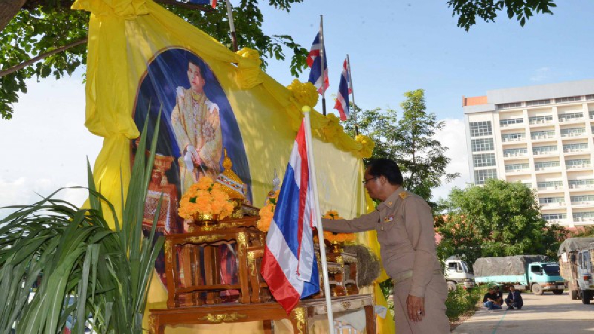 กาฬสินธุ์!! ในหลวงรัชกาลที่ 10 ทรงพระราชทานหญ้าอาหารสัตว์ เพื่อช่วยเหลือเกษตรกร ผู้เลี้ยงสัตว์ที่ประสบอุทกภัยในพื้นที่ 5 อำเภอ (มีคลิป)