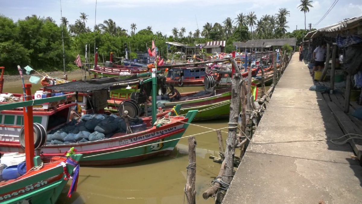สุดระทม!! ชาวประมงพื้นบ้าน โอดรายได้หด ทั้งปัญหาเรือประมงพาณิชย์ ที่เข้ามาในเขตอนุรักษ์ และลากแขกที่ทำลายหน้าดิน จนเสียสมดุลธรรมชาติ