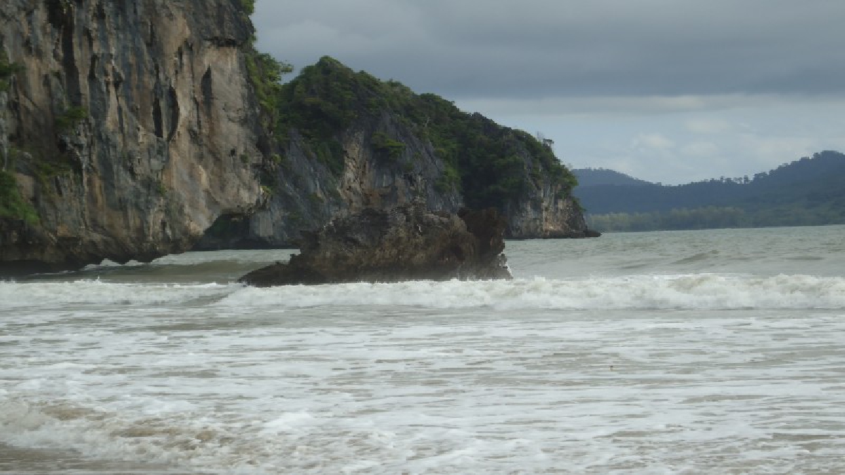 ผู้ว่าฯตรังเตือน!!! ฝนตกคลื่นลมแรง เรื่อเล็กห้ามออกจากฝั่ง ระวังน้ำท่วมฉับพลัน ให้ติดตามสถานการณ์ฟังประกาศจากทางราชการอย่างใกล้ชิด(มีคลิป)