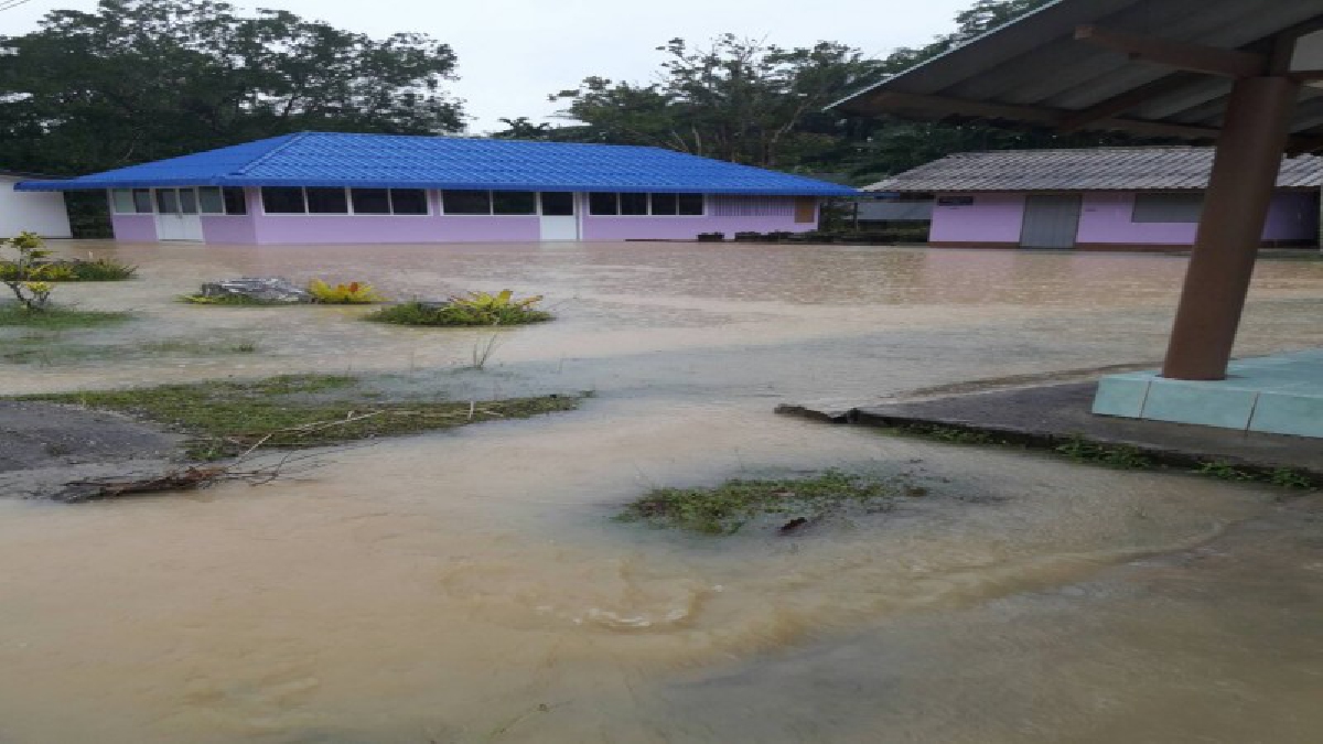 ตรัง!! ฝนตกหนักในพื้นที่ จ.ตรัง ส่งผลให้พื้นที่ อ.ปะเหลียน ริมเขาเทือกเขาบรรทัด เกิดน้ำท่วมฉับพลัน เริ่มส่งผลกระทบชาวบ้านในพื้นที่แล้ว!?