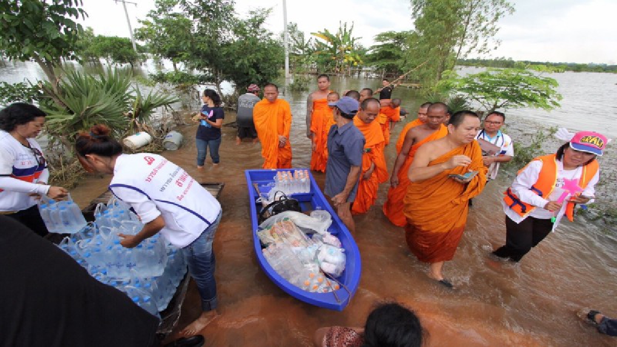 ปทุมธานี!! วัดพระธรรมกาย ลุยช่วยผู้ประสบภัยน้ำท่วม 8 อำเภอ ในสกลนคร มอบถุงยังชีพจำนวนกว่า 2,500 ชุด (ชมคลิป)