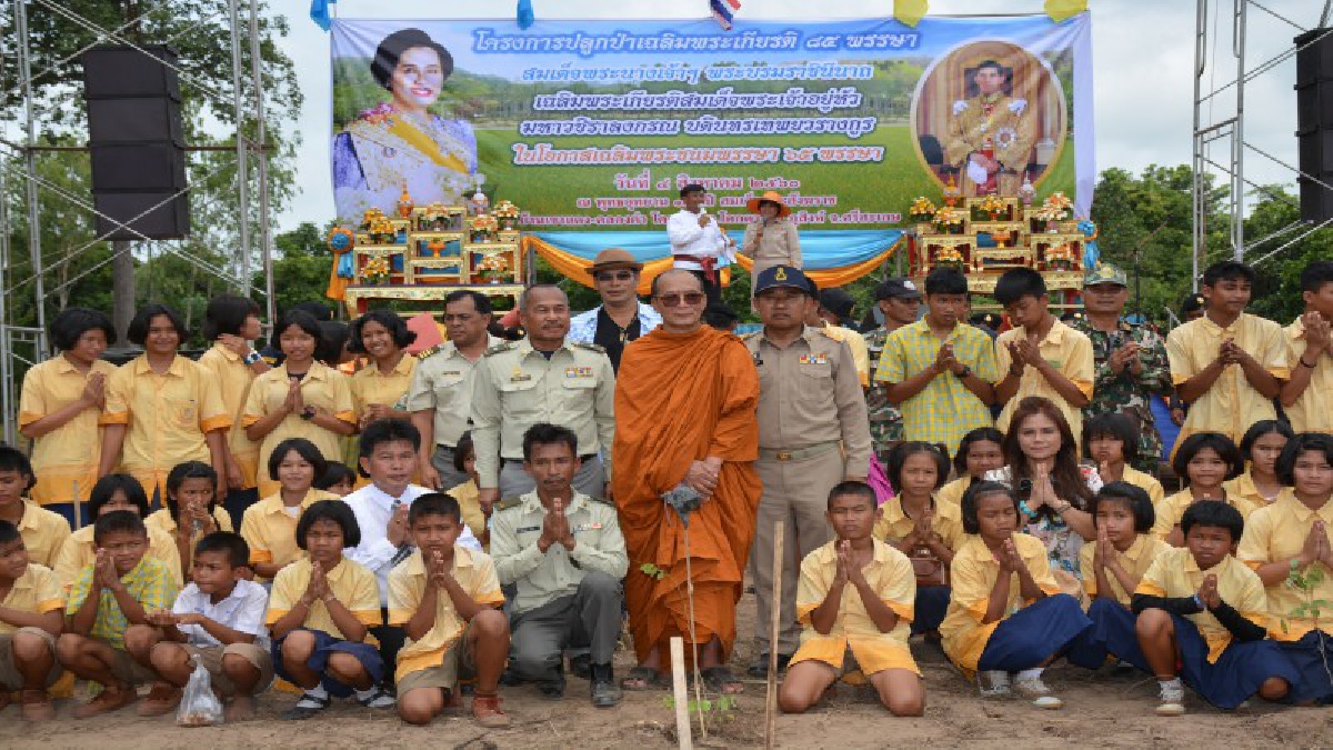 พระครูโกศลสิกขกิจ (หลวงพ่อพุฒ) นำชาวบ้านชายแดนไทย-กัมพูชา จ.ศรีสะเกษ กว่า 2,000 คน ปลูกต้นพะยูงและยางนา เฉลิมพระเกียรติฯ (มีคลิป)