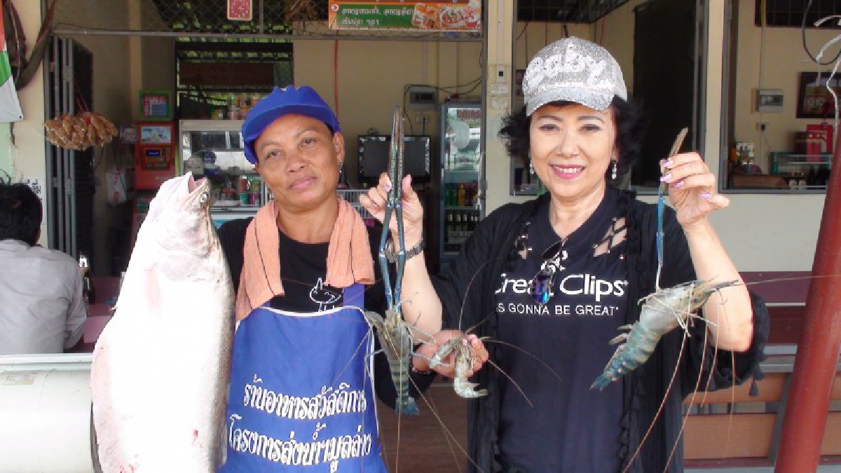 เขื่อนราษีไศลศรีสะเกษ!! น้ำไหลหลากปลาทะลักแห่จับปลาตัวเดียวหนักกว่า 12 กก. เผยเป็นปลาและกุ้งที่ในหลวง ร.10 ได้พระราชทานมาปล่อยไว้ (ชมคลิป)