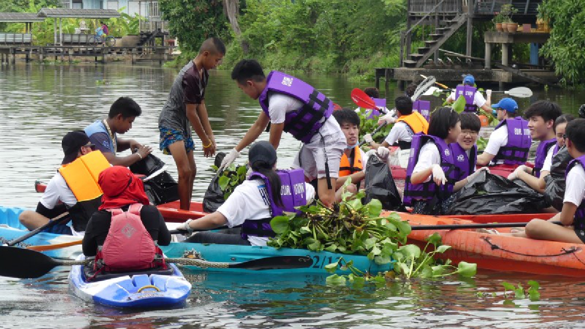 ปทุมธานี!! นักศึกษา UN พายเรือคายัค เก็บผักตบชวา ร่วมมือร่วมใจพัฒนาแหล่งน้ำให้ สะอาด และยั่งยืน (ชมคลิป)