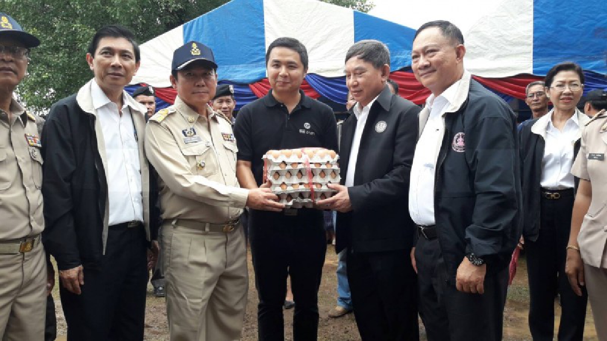 รองนายกรัฐมนตรีพร้อมคณะลงพื้นที่จังหวัดนครพนม บรรเทาความเดือดร้อนชาวบ้านอำเภอนาแก พร้อมมอบถุงยังชีพช่วยเหลือผู้ประสบอุทกภัยในพื้นที่(มีคลิป)