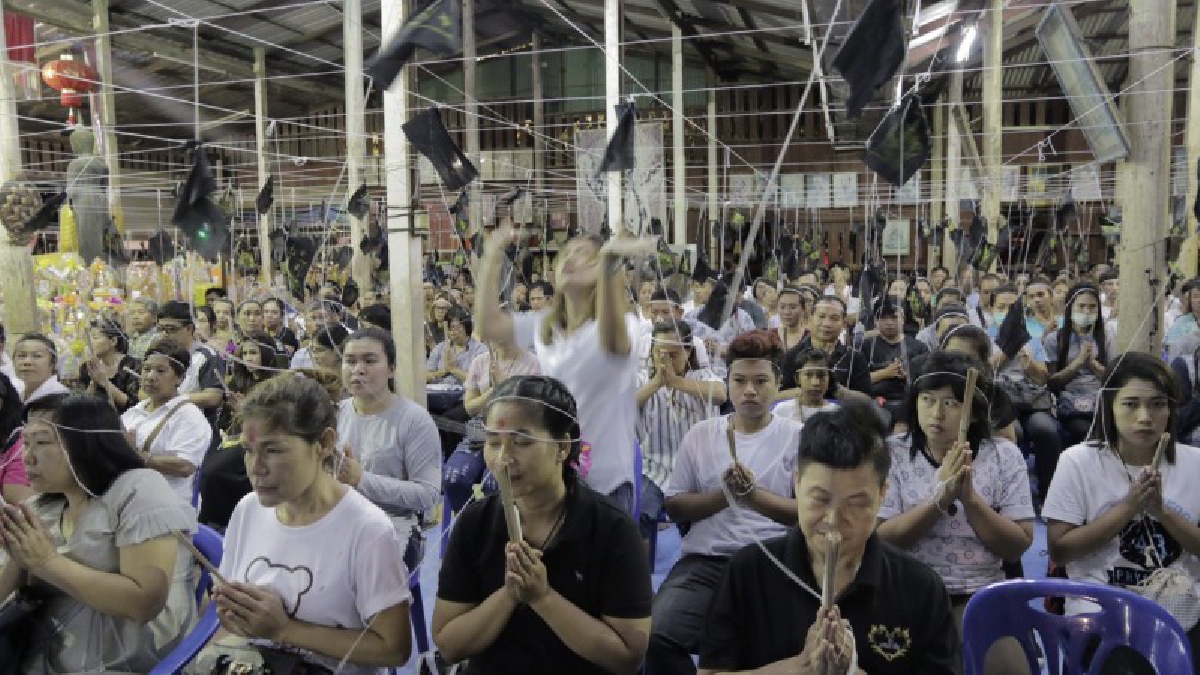 วัดสว่างอารมณ์ จ.นครปฐม จัดพิธีไหว้พระราหู 8 ทิศ ประชาชนเข้าร่วมพิธีสวดบูชาพระราหู กว่า 5,000 คน