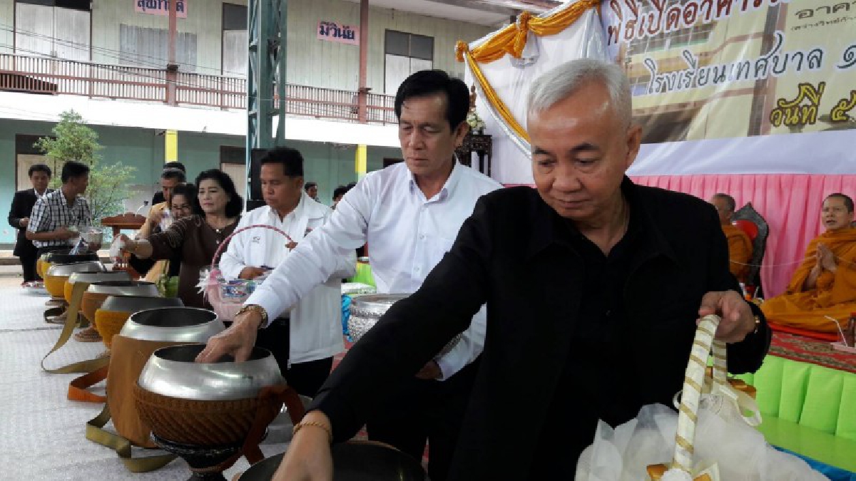 นายกเทศมนตรีเมืองหนองคาย นำคณะครู กรรมการสถานศึกษา ผู้ปกครอง นักเรียน โรงเรียนเทศบาล 1 สว่างวิทยา ทำบุญ ตักบาตร อุทิศส่วนกุศลถวายแด่พ่อครู