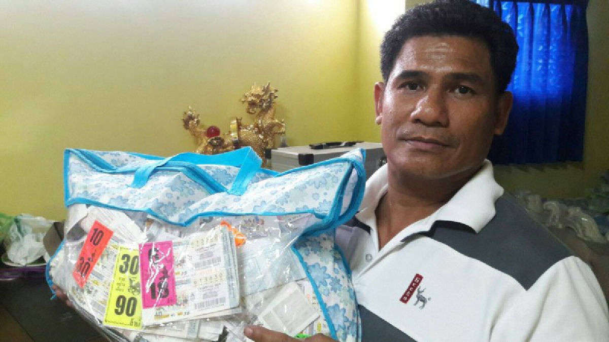 สุดฮือฮา!! เจ้าของรางวัลที่ 1 นักข่าวดังราชบุรี เตรียมนำสลากเก่ากว่า 10,000 ใบ มอบวัดโบสถ์เหรียญบาททับสะแกประดับลวดลายฝาผนังอาคารเอนกประสงค์
