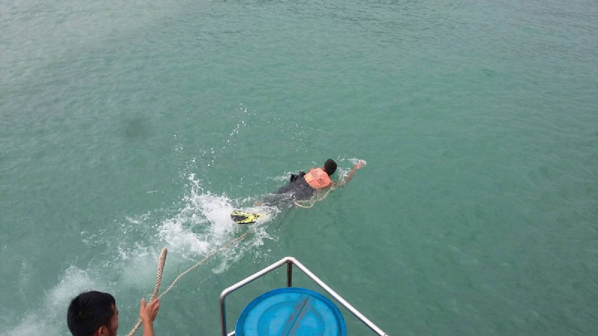 เกิดเหตุมรสุมซัด เรือเกยตื้นติดโขดหิน ทำให้เรือแตกน้ำเข้าเรือล่มที่เกาะช้าง ยังกู้ไม่ได้ (มีคลิป)