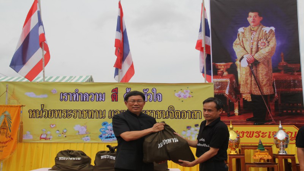 อุบลราชธานี!! สมเด็จพระเจ้าอยู่หัวฯ ทรงพระกรุณาโปรดเกล้าฯ ให้เชิญถุงพระราชทานและเครื่องอุปโภคบริโภค แก่ราษฎรที่ประสบอุทกภัย