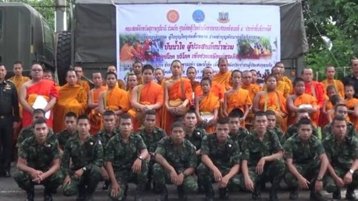 ทหารช่วยประชาชน!! ศูนย์ต่อสู้ป้องกันอากาศกองทัพบกที่4 นำพระคณะสงฆ์บิณทบาตข้าวสารอาหารแห้ง ช่วยเหลือประชาชนชาวสกลนคร (มีคลิป)
