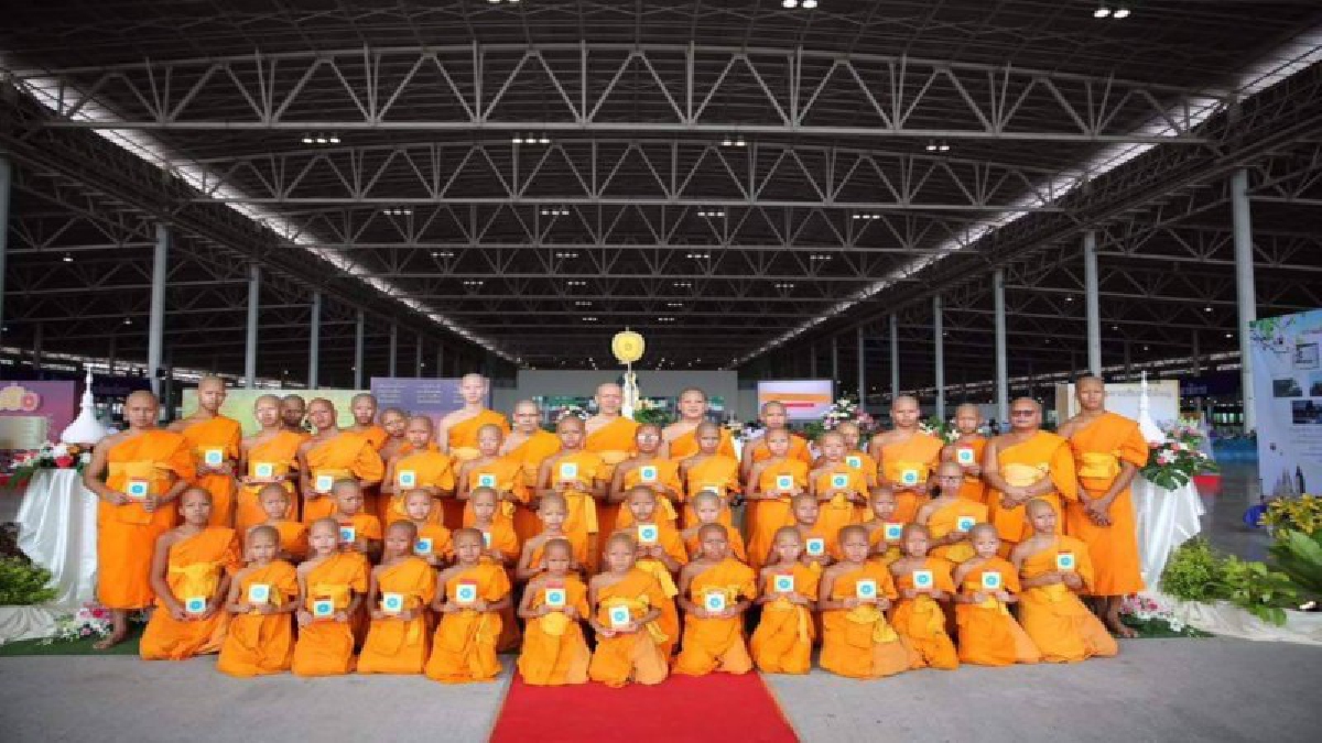 ปทุมธานี!! ปชช.ร่วมกิจกรรมวันสมาธิโลก จัดพิธีมุทิตาสักการะพระภิกษุสามเณร ผู้สอบได้เปรียญธรรม 9 ประโยค พร้อมถวายทุน 2.8 ล้านบาท (มีคลิป)