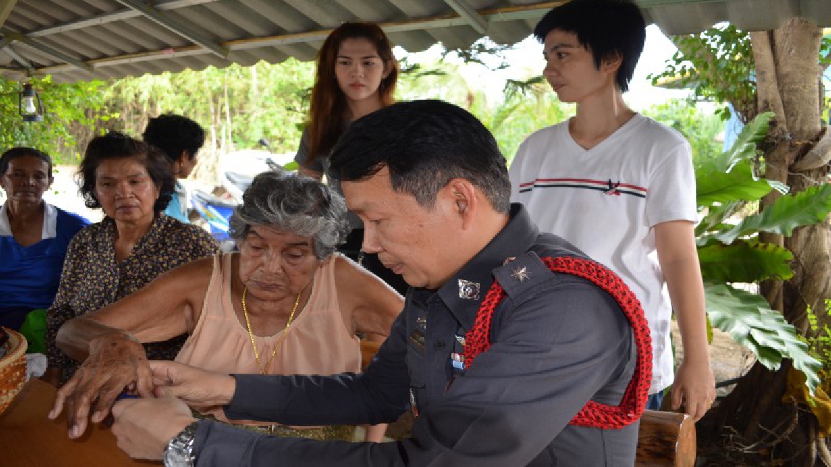 หวิดวอดทั้งหลัง!! ไฟไหม้บ้านเรือนไทยของเสี่ยโรงหล่อพระชื่อดัง เพื่อนบ้าน-คนงานช่วยกันตักน้ำดับ ก่อนดับเพลิงมา คาดสูญกว่า 3 ล้านบาท