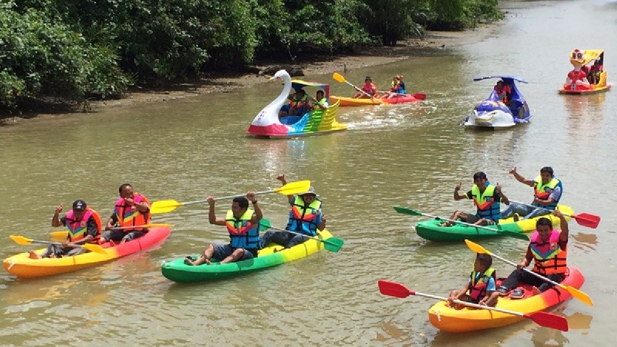 แหล่งท่องเที่ยวแห่งใหม่!! กำลังเป็นที่นิยมของ นทท.ไปพายเรือแคนู ถีบจักรยานน้ำ ชมธรรมชาติ ต.ลีเล็ดกันอย่างคึกคัก (มีคลิป)