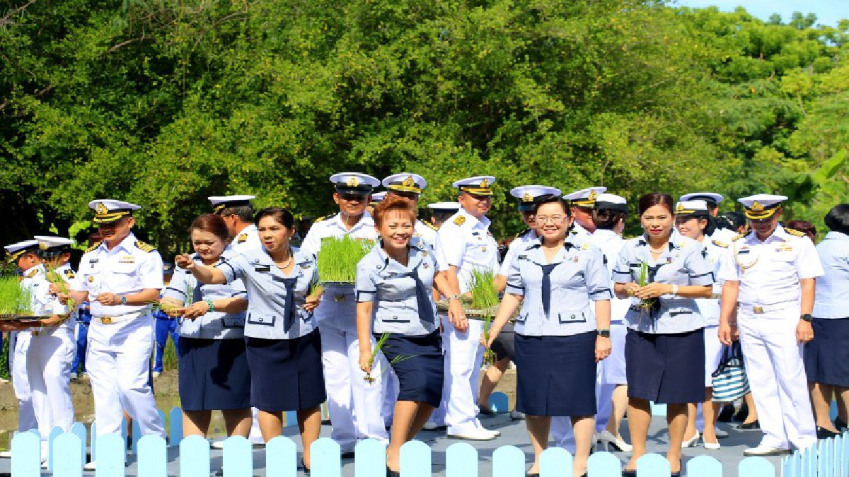 สมาคมภริยาทหารเรือ!! จัดกิจกรรม ปลูกข้าววันแม่ เทิดพระเกียรติ 12 สิงหามหาราชินี ในรัชกาลที่ 9 ร่วมแสดงพลังแห่งความจงรักภักดี (ชมคลิป)