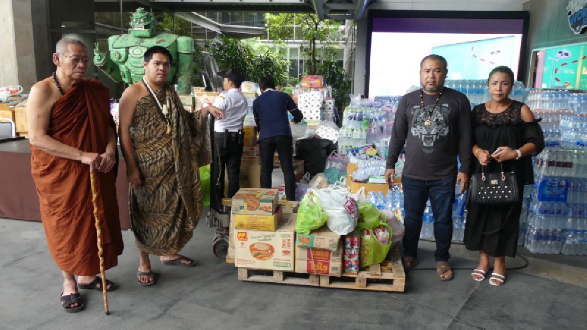 ปทุมธานี!! พระ ฤๅษี ฆราวาส ร่วมนำสิ่งของบริจาค นำมามอบให้กับบริษัทเอกชนปทุมธานี เพื่อขนส่งไปช่วยเหลือผู้ประสบภัยน้ำท่วมในภาคอีสาน (ชมคลิป)