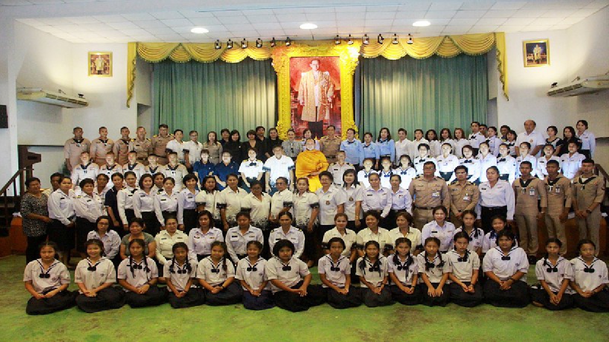 ร่วมแรง...ร่วมใจ!! ฐานทัพเรือ ร่วมทุกภาคส่วน จัดกิจกรรม "โครงการ ร้อยดวงใจ ประดิษฐ์ดอกไม้จันทน์" ถวายในหลวงรัชกาลที่ 9 (ชมคลิป)