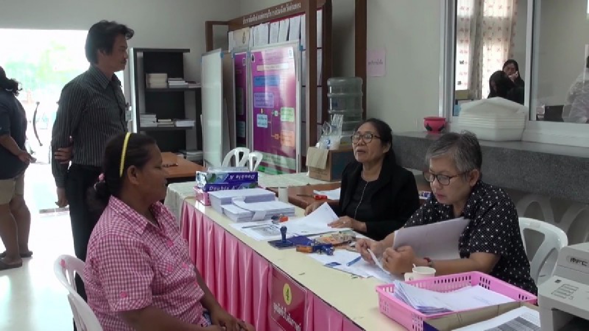 จ.อ่างทอง - บรรยากาศศูนย์รับแจ้งการขึ้นทะเบียนแรงงานต่างด้าววันสุดท้ายมีนายจ้างและลูกจ้างมาลงทะเบียนกันอย่างคึกคัก (มีคลิป)