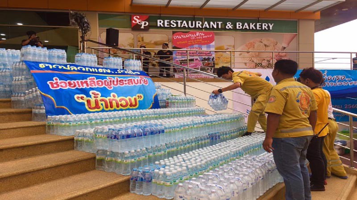 ชาวปลวกแดงร่วมใจรับเปิดขอบริจาคข้าวของเครื่องใช้ ช่วยเหลือพี่น้อง จังหวัดภาคอีสาน ที่ประสบอุทกภัย