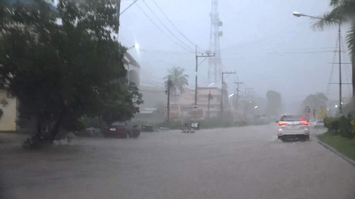 สะเดาอ่วม!!หลังฝนถล่มหนักกว่า 2 ชั่วโมง ทำให้เกิดน้ำท่วมขังบริเวณถนนสายบ้านคลองแงะ อ.สะเดา (มีคลิป)