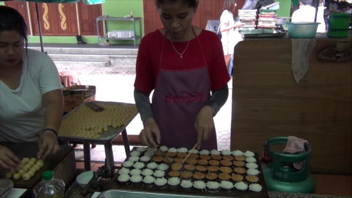 อ่างทอง ท้าพิสูจน์รสชาติขนมไทยโบราณ "ร้านทรงนิมิต"เปิดขายกว่า30ปี จนเลื่องชื่อแห่งตลาดศาลเจ้าโรงทอง ที่นักชิมและนักท่องเที่ยวไม่ควรพลาด