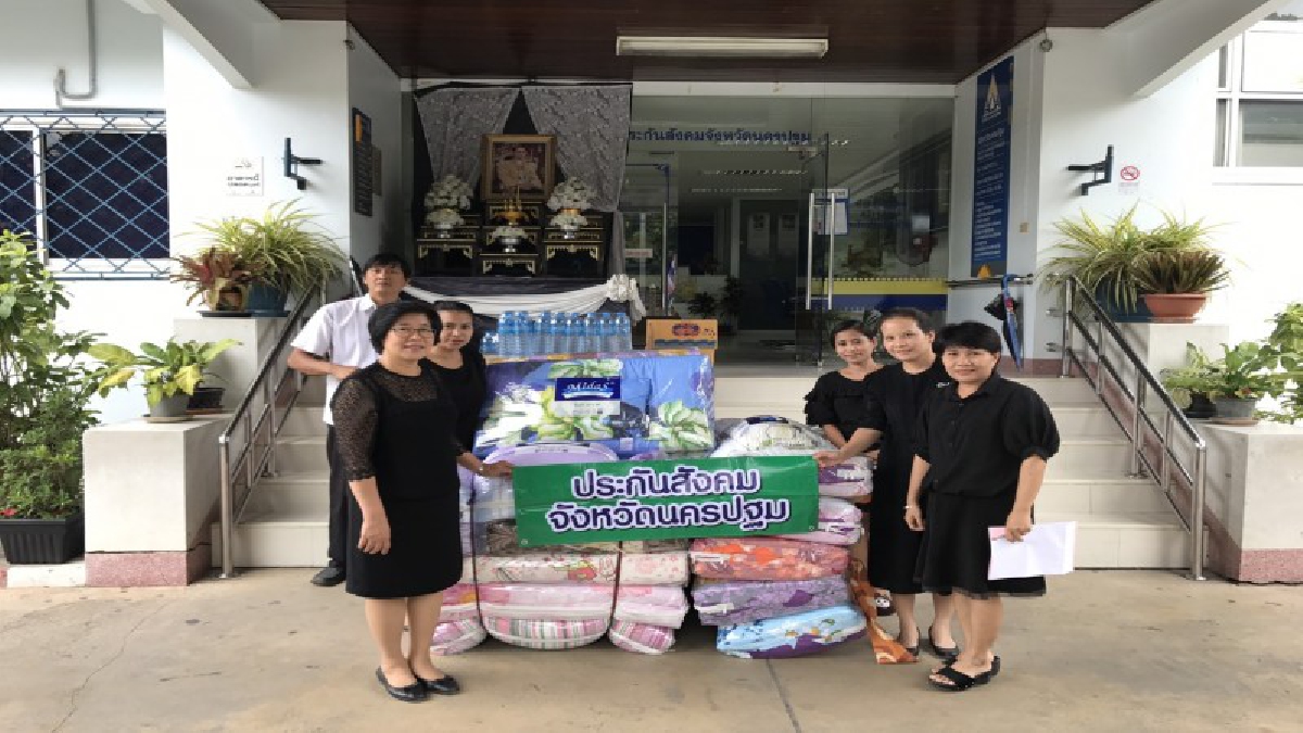 สปส.จ.นครปฐม!! รวมใจช่วยผู้ประสบภัยน้ำท่วม ร่วมส่งมอบสิ่งของอุปโภค-บริโภค นำไปช่วยเหลือผู้ประสบอุทกภัยในพื้นที่ภาคอีสาน (ชมคลิป)