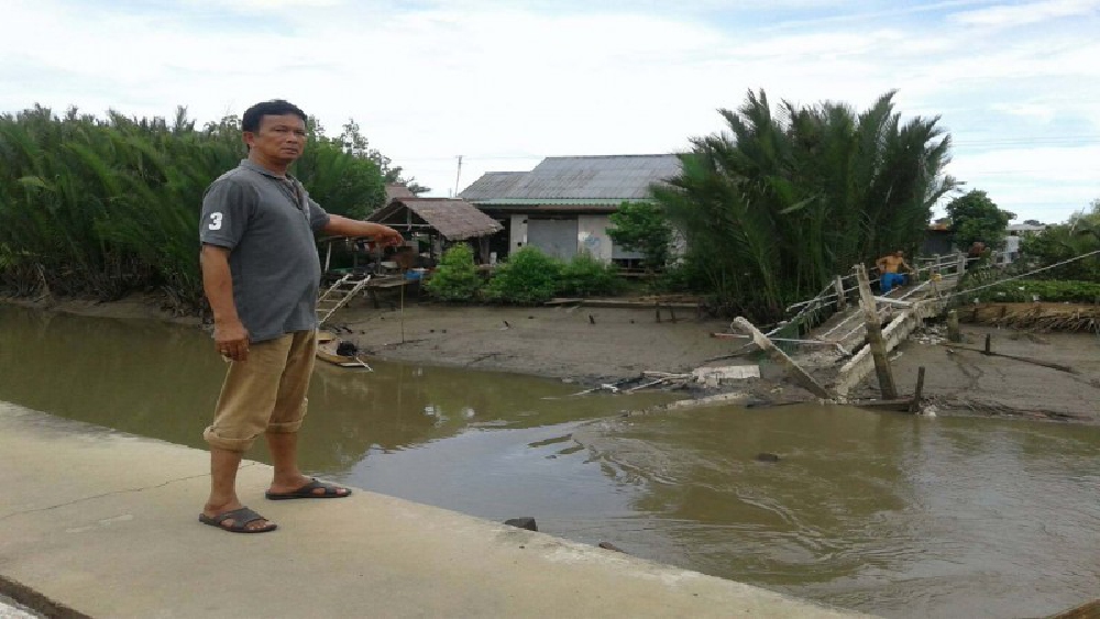 ช่วยด้วย!! สมุทรปราการ..ชาวบ้านระทึก สะพานข้ามคลองถล่ม จมน้ำกว่า 10 หลังคาเรือน ถูกตัดขาดจากโลกภายนอก