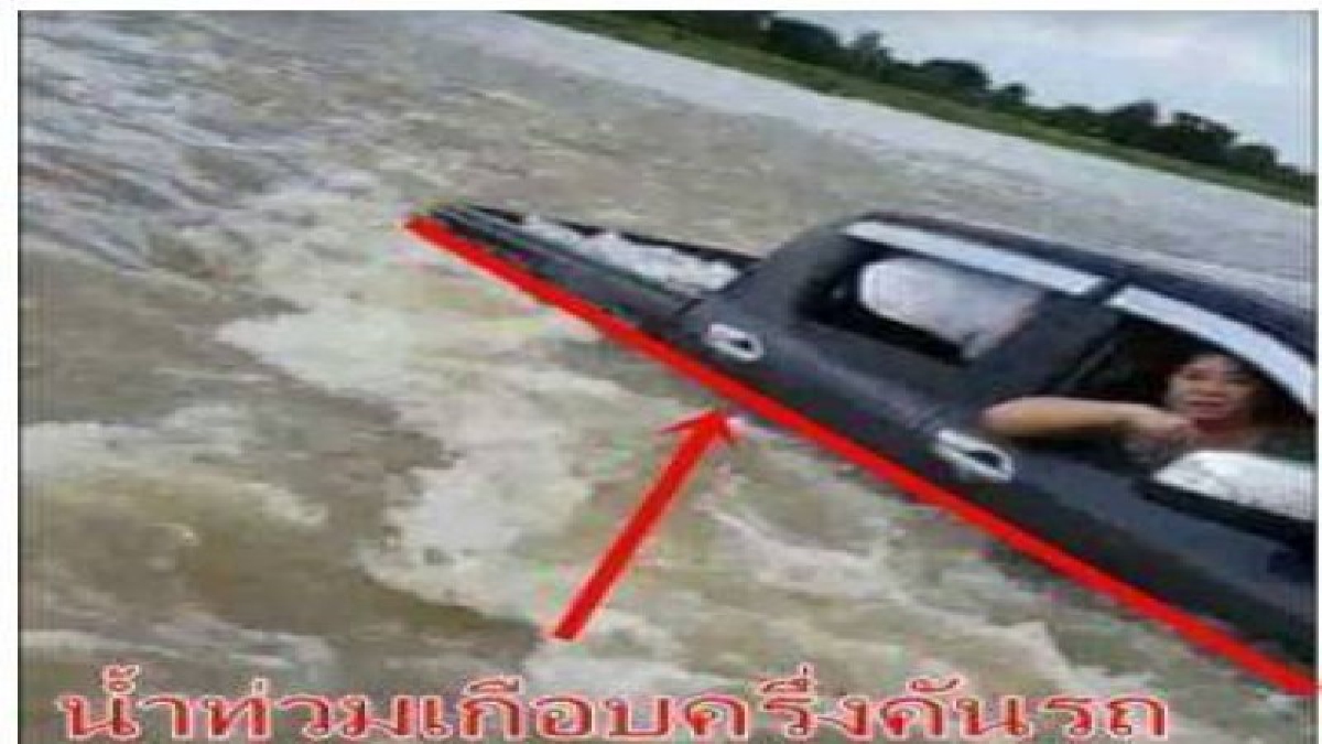 กลุ่มผู้มาช่วยผู้ประสบอุทกภัยเจออุปสรรค์แทบเอาชีวิตไม่รอด แต่ไม่ท้อ ฝ่ากระแสน้ำจนรถตกถนน ลอยตามน้ำ ชาวบ้านรวมพลัง ช่วยกันสุดชีวิต (มีคลิป)