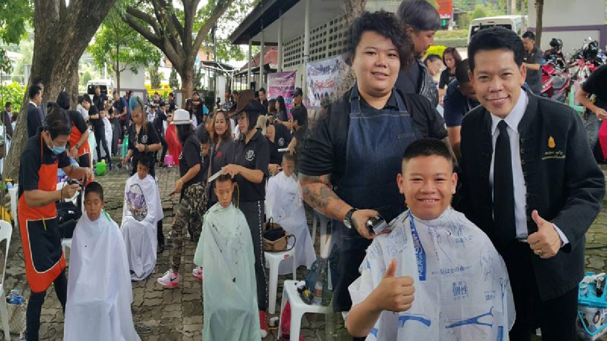ตัดผมฟรี!! ชาวบ้านแห่ตัดผมฟรี ไม่คิดค่าใช้จ่าย เพื่อถวายเป็นพระราชกุศล แด่สมเด็จพระนางเจ้าพระนางเจ้าสิริกิติ์ พระบรมราชินีนาถ (ชมคลิป)