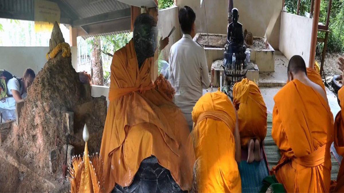 &ldquo;หลวงพ่อภัตร&rdquo; เจ้าอาวาสวัดนาทวี และเกจิดังภาคใต้ ฉายา &ldquo;เทพสามตา&rdquo; ตามรอย &ldquo;หลวงปู่ทวด&rdquo; นำดินจากจุดพักศพในมาเลเซียกลับไทย (ชมคลิป)